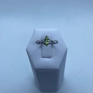 10k white gold peridot and Diamond ring